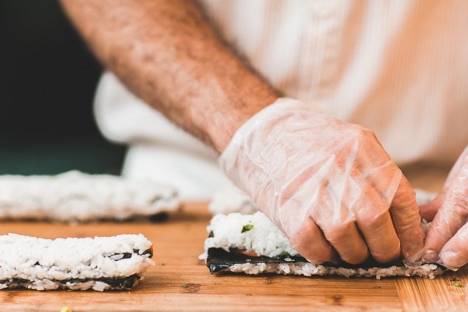 Retirada ténia de metro e meio a homem por comer sushi