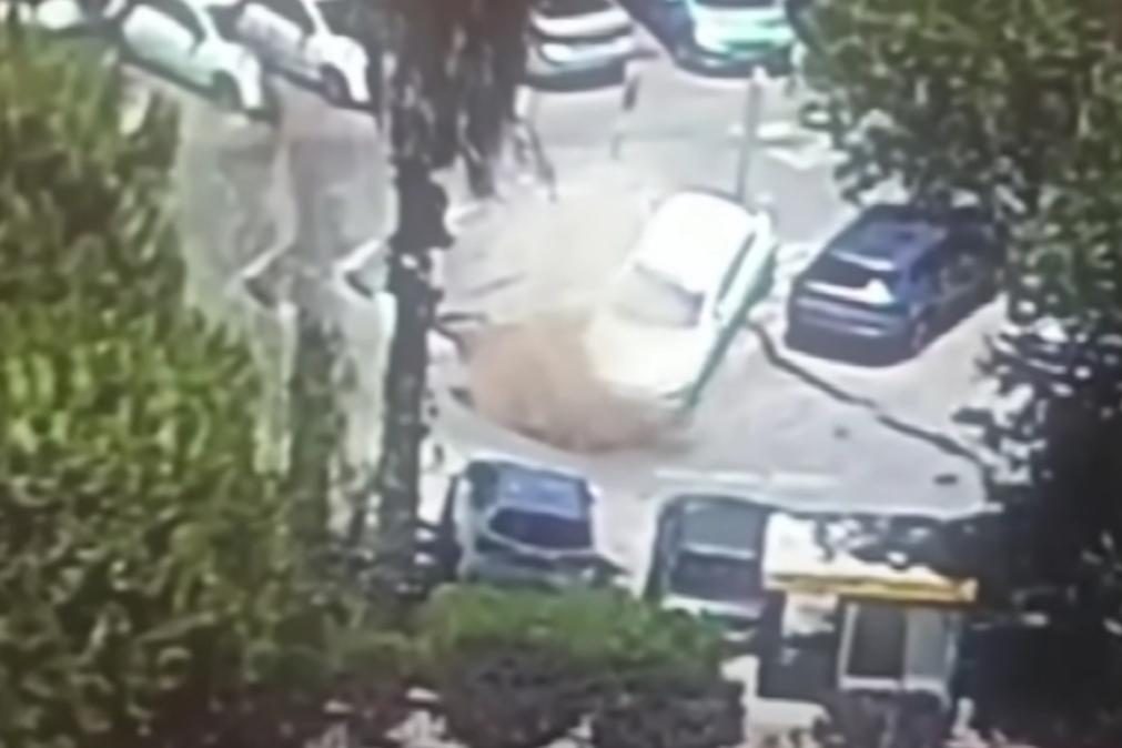 Cratera gigante engole carros em parque de estacionamento [vídeo]