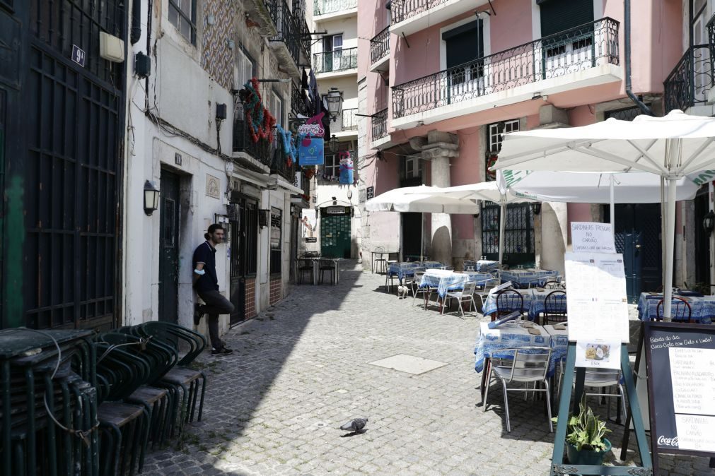 Sem cheirar a Santos Populares, roupas nas janelas decoram bairro de Alfama