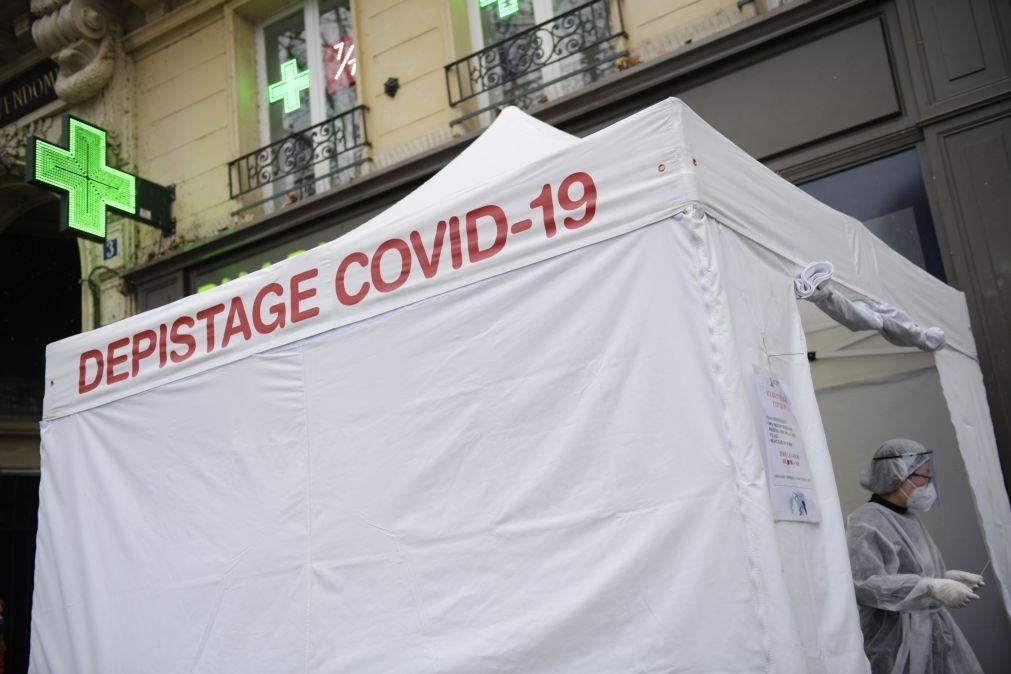 Covid-19: França com taxa de incidência abaixo de 100 no território continental