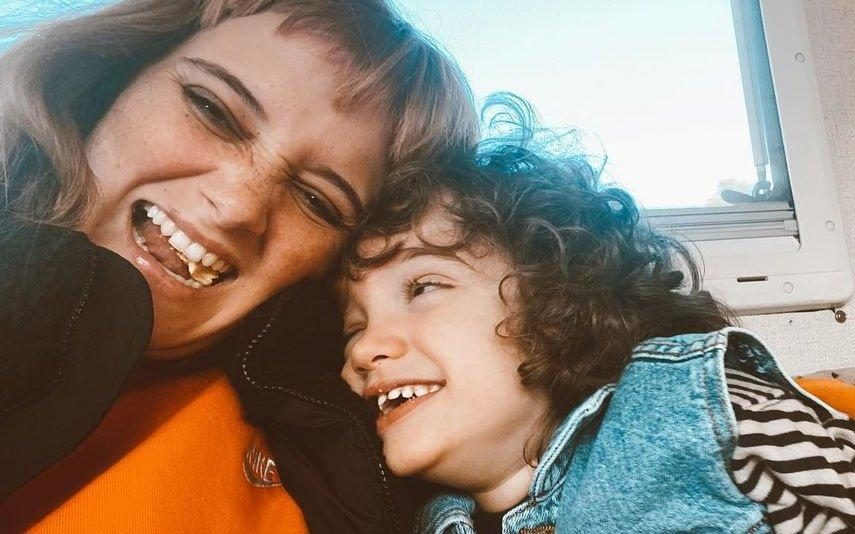Carolina Deslandes Emocionada com gesto raro do filho com autismo (vídeo)