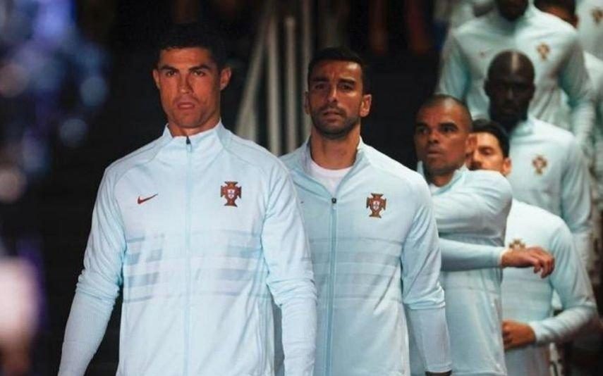 Cristiano Ronaldo Esconde garrafas em plena conferência e momento torna-se viral (vídeo)