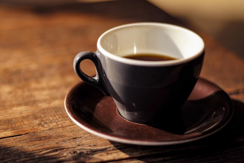 Café ou descafeinado: Saiba qual deve escolher se é fã de cafeína