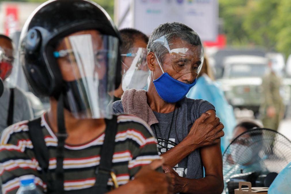 Covid-19: Presidente das Filipinas ameaça prender quem recusar vacina