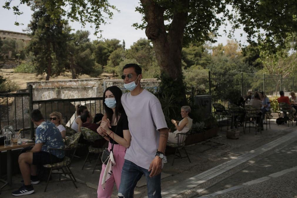 Covid-19: Grécia anuncia fim do uso obrigatório de máscara no exterior