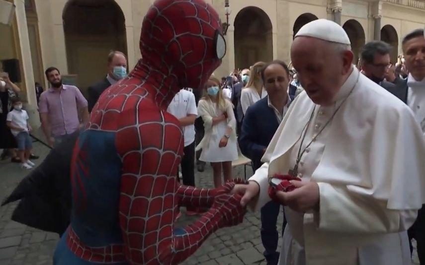 Homem-Aranha que surpreendeu o Papa Francisco tem 