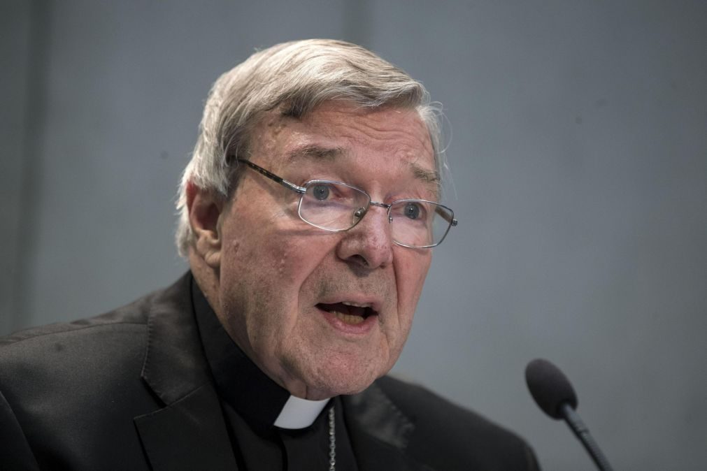 Cardeal Pell regressa à Austrália para responder por acusações de abuso sexual