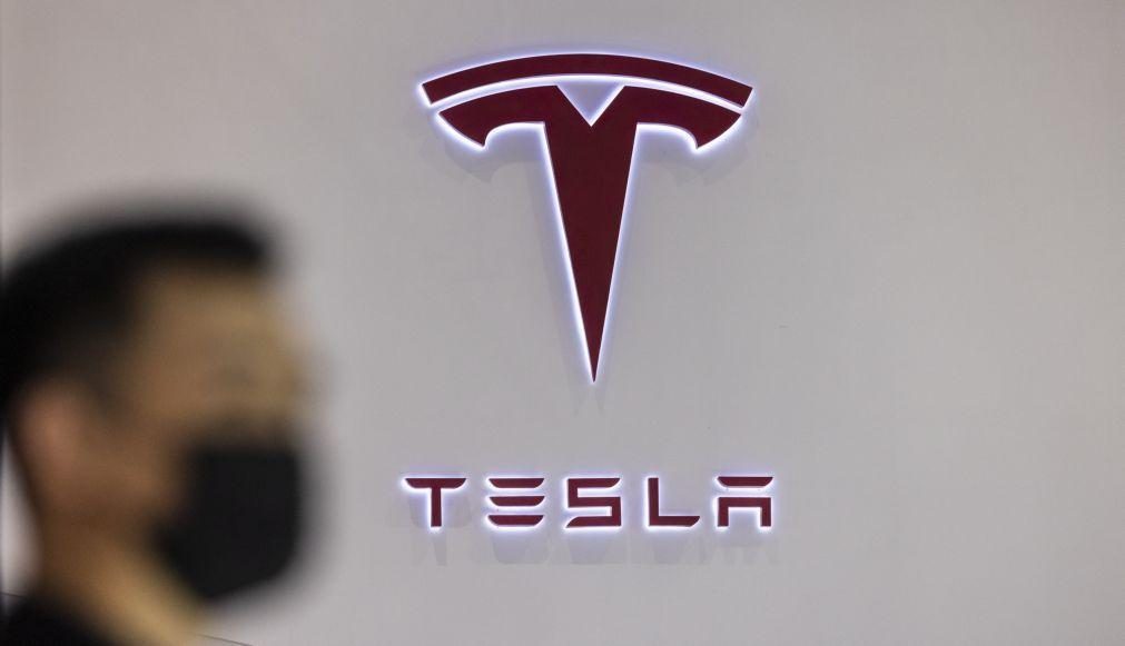 Tesla recolhe 285 mil carros ao detetar risco de colisão nos veículos autónomos
