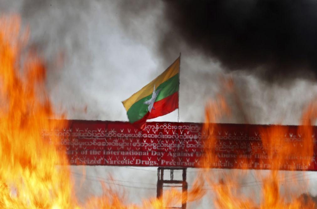 Myanmar: Pelo menos 64 pessoas condenadas à morte desde golpe militar de fevereiro