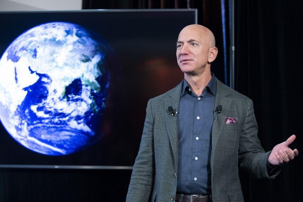 Jeff Bezos deixa cargo de diretor geral da Amazon para viagem ao espaço