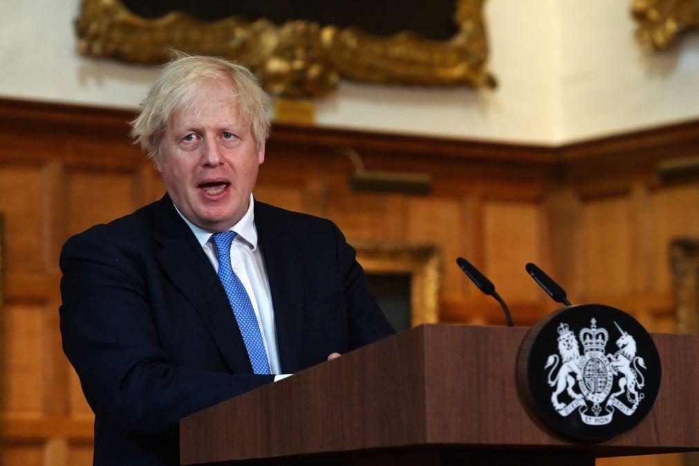 Covid-19: Boris confirma fim de restrições como máscara e distanciamento