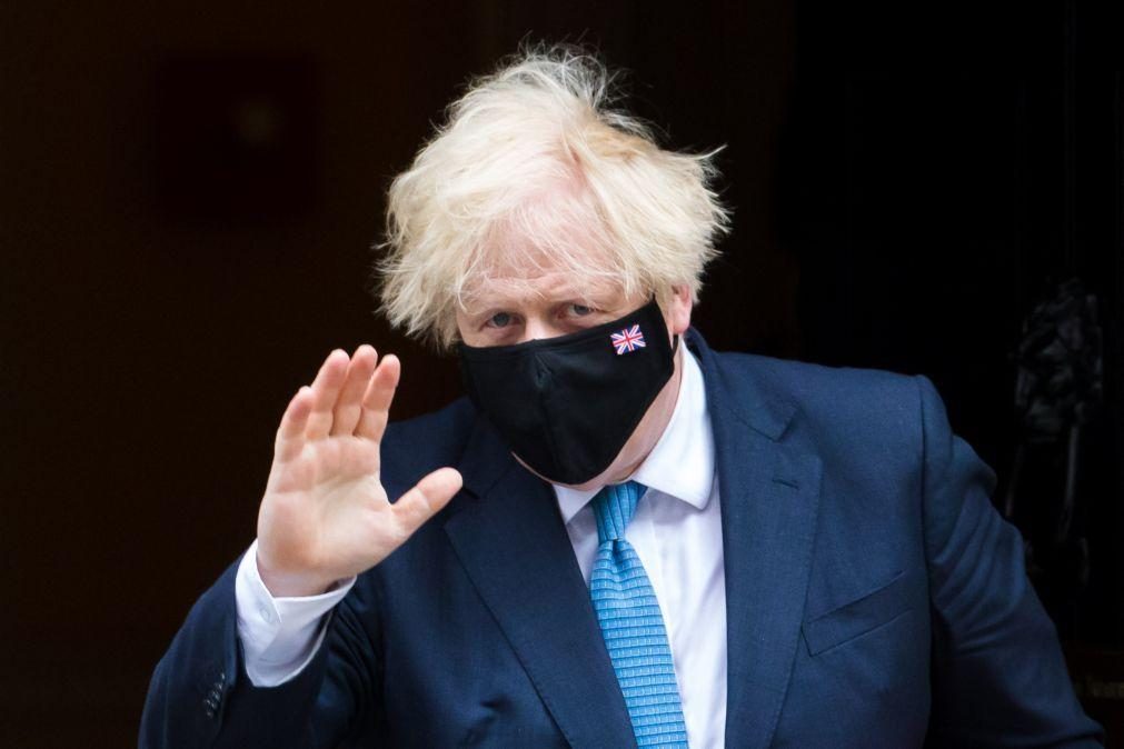 Covid-19: Boris Johnson pede cautela aos britânicos na véspera de levantamento de restrições