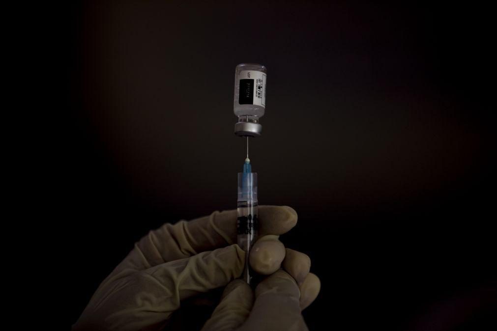 Governo espanhol afirma que será inoculada terceira dose da vacina contra a covid-19