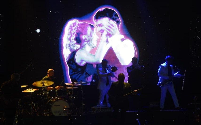 Tony Carreira dá concerto para plateia recheada de estrelas. 