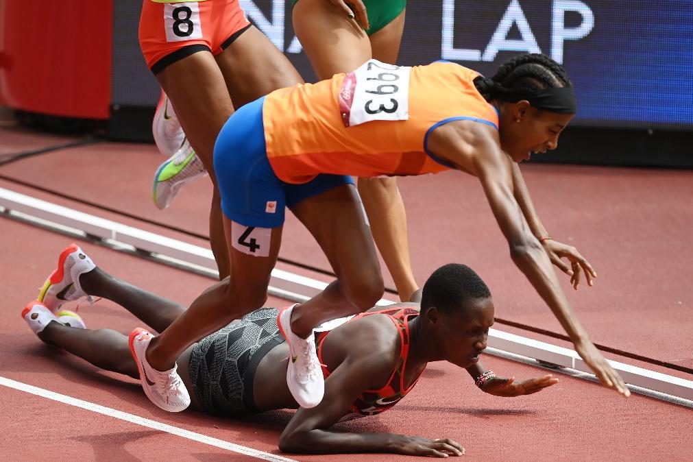 Tóquio2020: Atleta cai, levanta-se e vence os 1.500 metros