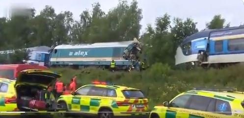 Choque entre comboios faz duas mortes e dezenas de feridos na República Checa
