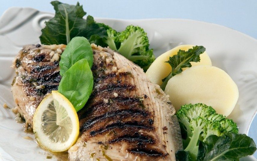 Peixe porco grelhado com legumes Opção saudável