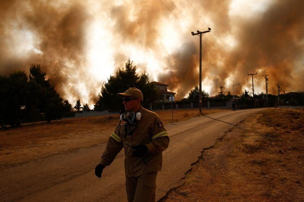 Grécia, Macedónia do Norte e Turquia continuam a combater a vaga de incêndios e UE envia mais apoio