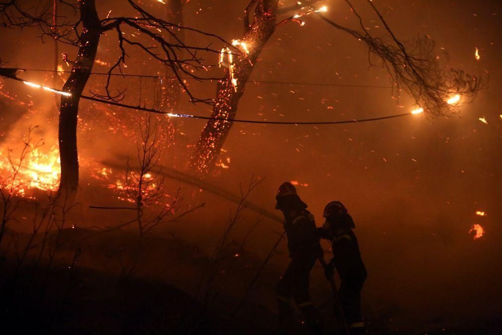 Milhares fogem de incêndios na Grécia e na Turquia