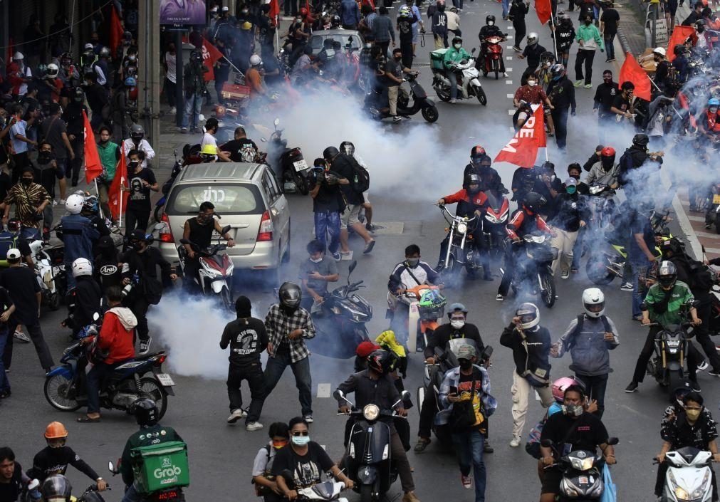 Polícia lança gás lacrimogéneo contra manifestantes pró-democracia em Banguecoque