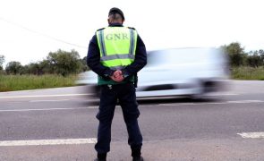 Autoridades registam 15 mil infrações ao volante, mais de 900 por uso de telemóvel