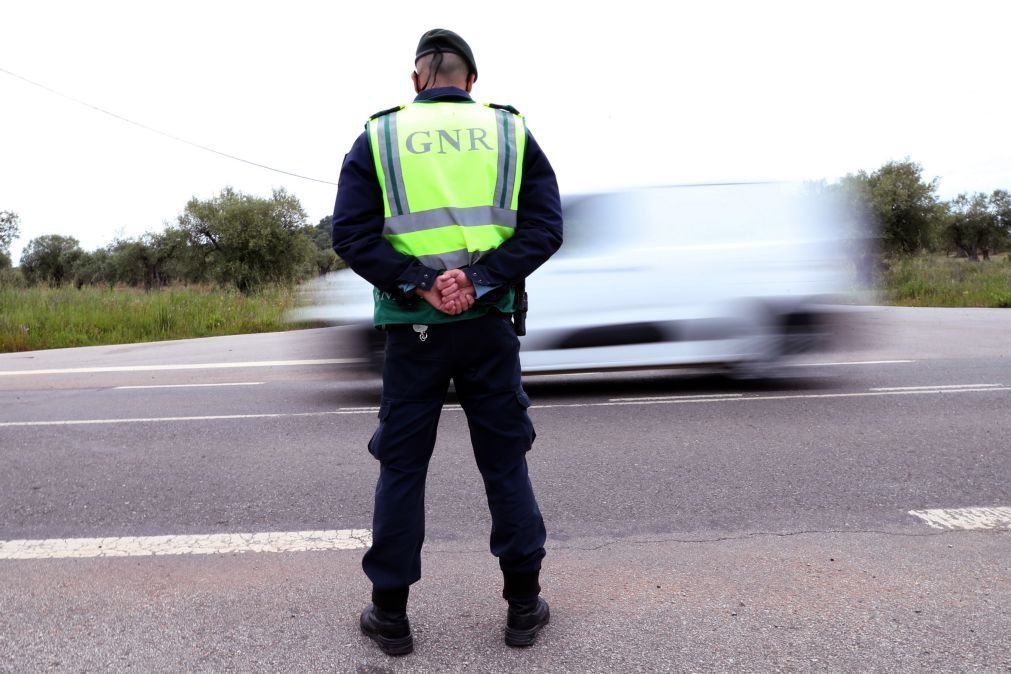 Autoridades registam 15 mil infrações ao volante, mais de 900 por uso de telemóvel