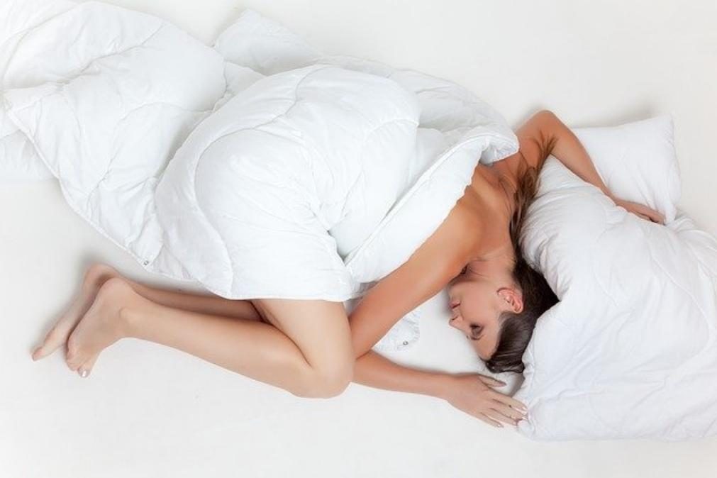 Dormir com roupa apertada é prejudicial para a saúde e causa envelhecimento precoce