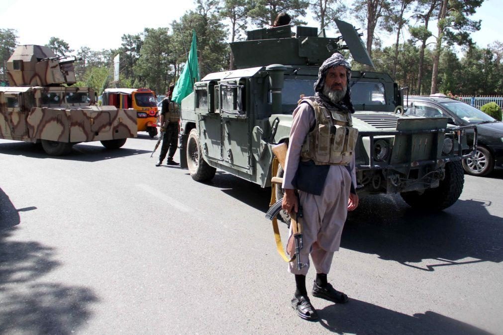 Talibãs conquistam décima capital provincial do Afeganistão, a 150 quilómetros de Cabul