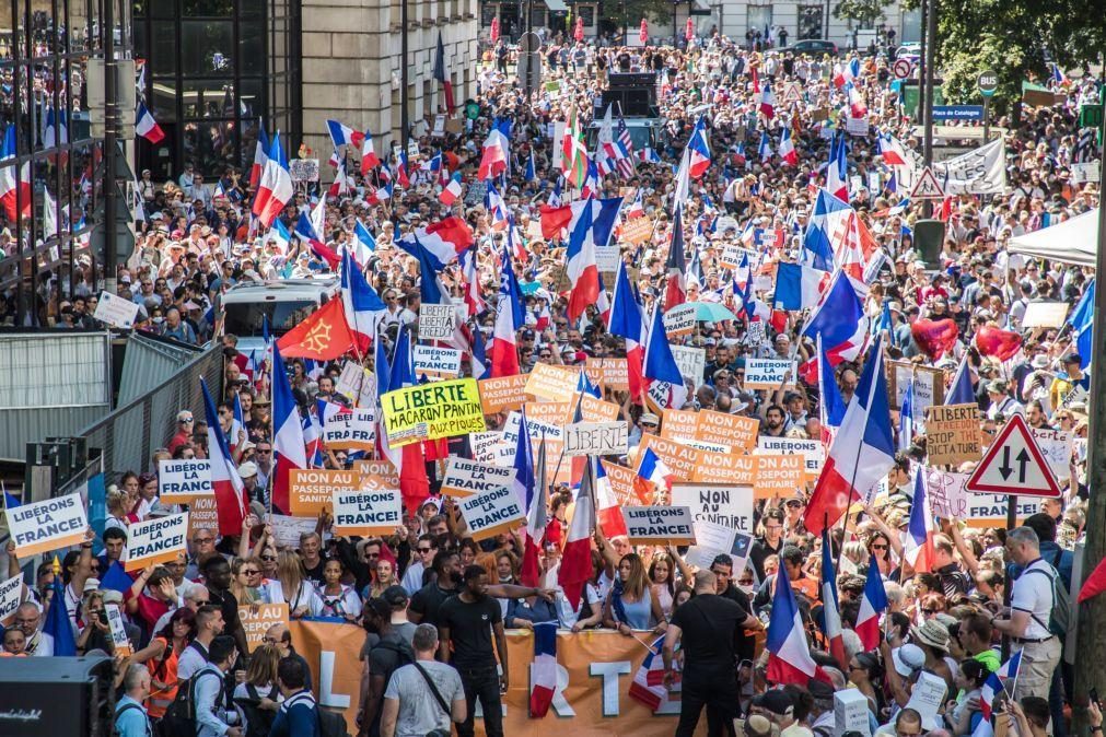 Covid-19: Milhares de franceses protestam contra 