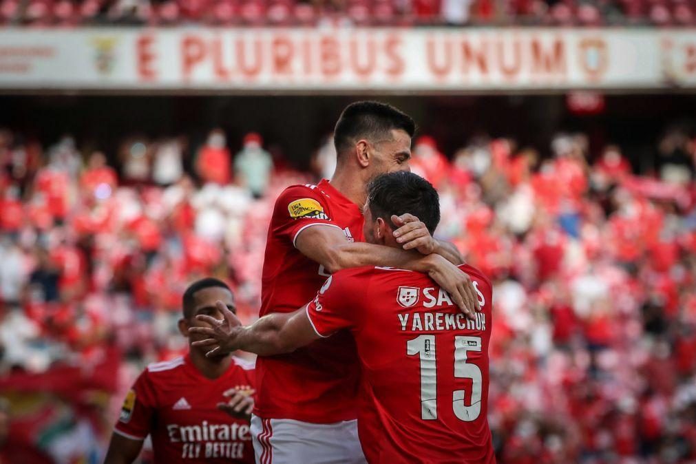 Benfica vence Arouca reduzido a 10 muito cedo e lidera provisoriamente