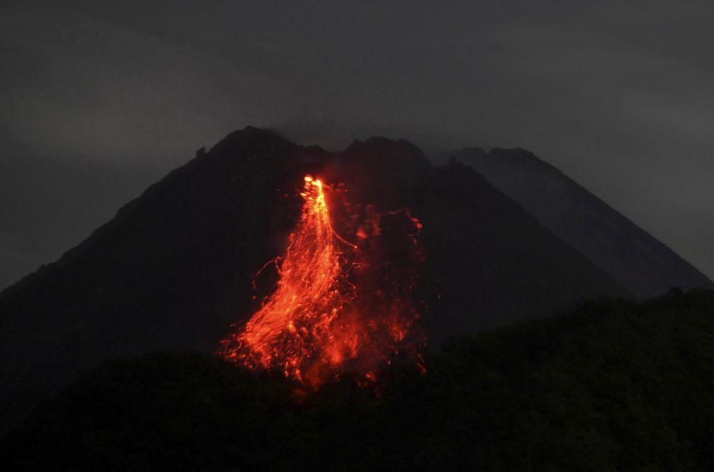 Nova erupção do vulcão indonésio do monte Merapi