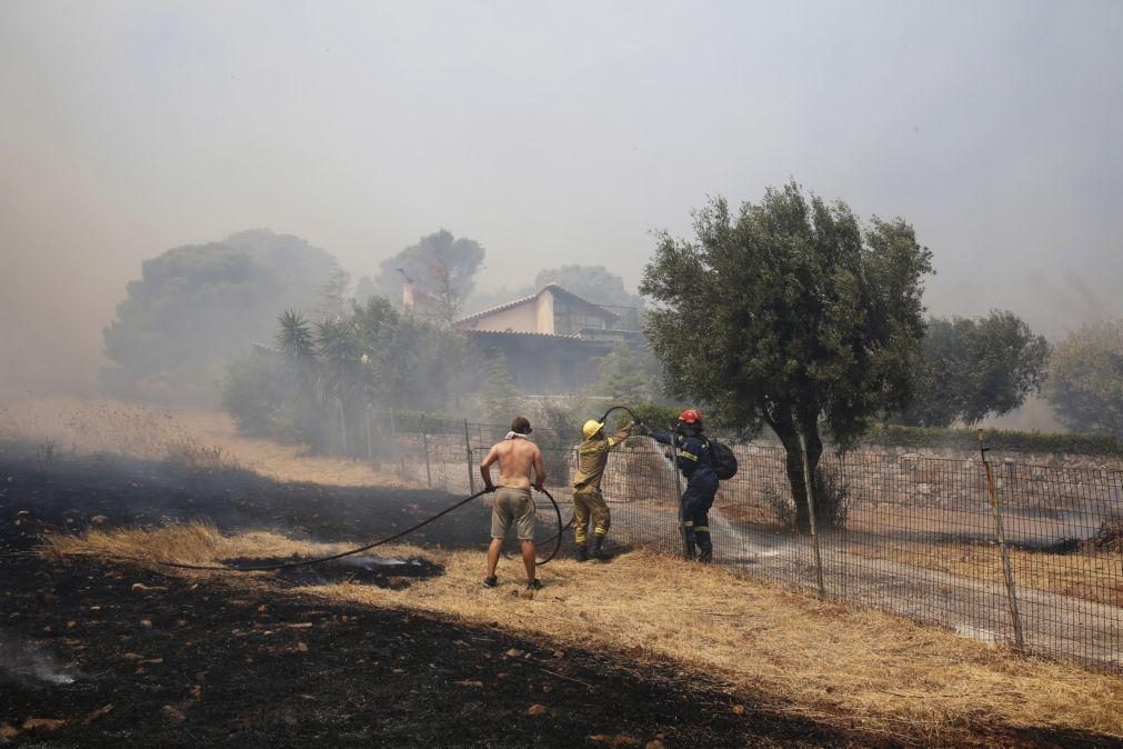 Dois incêndios perto de Atenas levam à evacuação de cinco aldeias por precaução