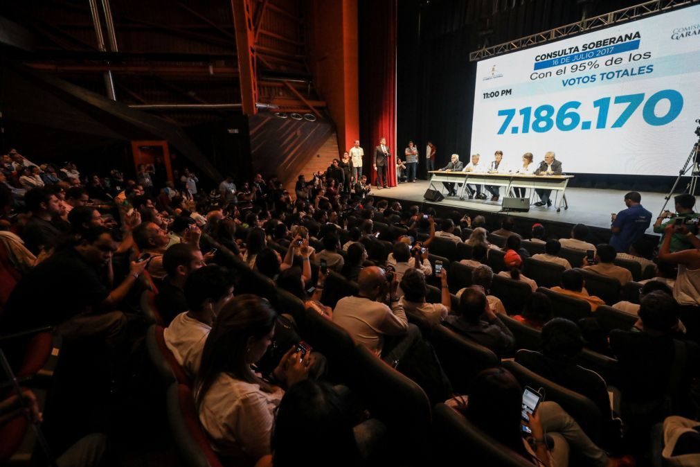 Venezuela: Mais de 7,1 milhões votam em consulta simbólica contra projeto do Presidente - Oposição