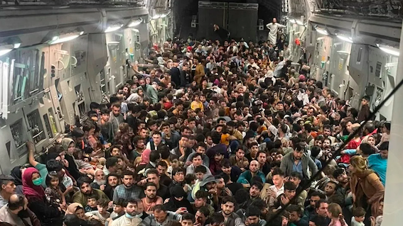 A história dos 640 afegãos que fugiram a bordo de um avião de carga
