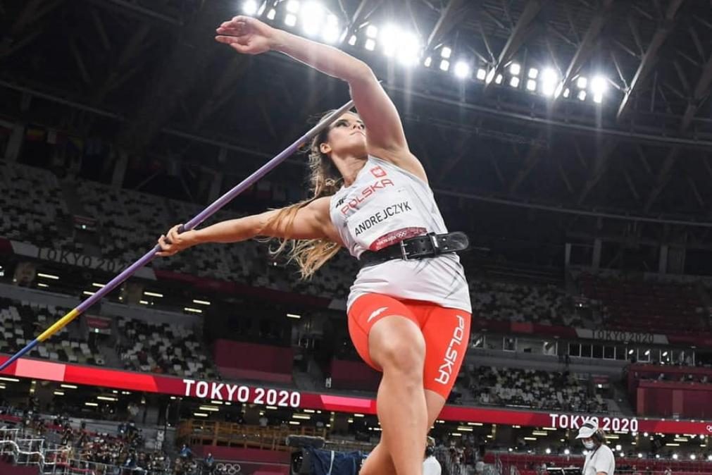 Lançadora do dardo vende medalha para ajudar bebé