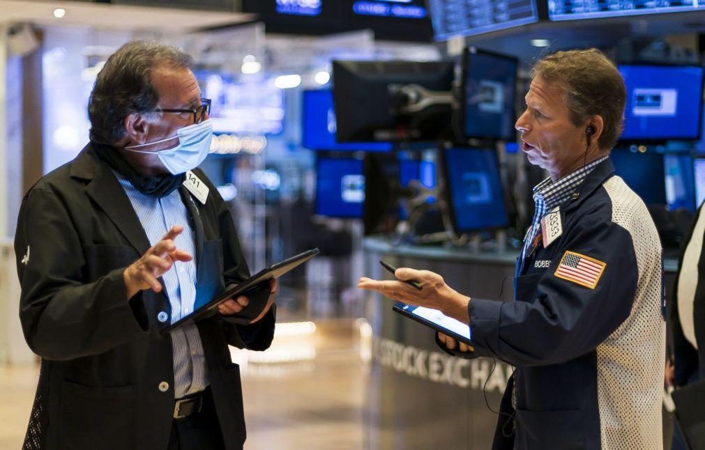 Wall Street segue em terreno misto à espera das atas da Reserva Federal