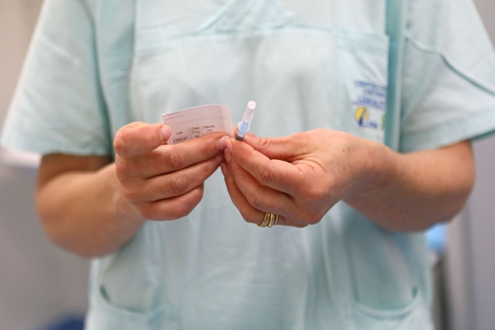 Portugal vai esperar pelo regulador europeu para decidir sobre terceira dose da vacina