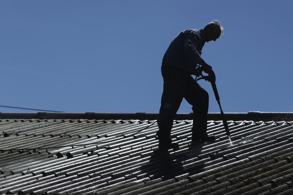 Mais 111 milhões para obras nas escolas com prioridade para remoção do amianto