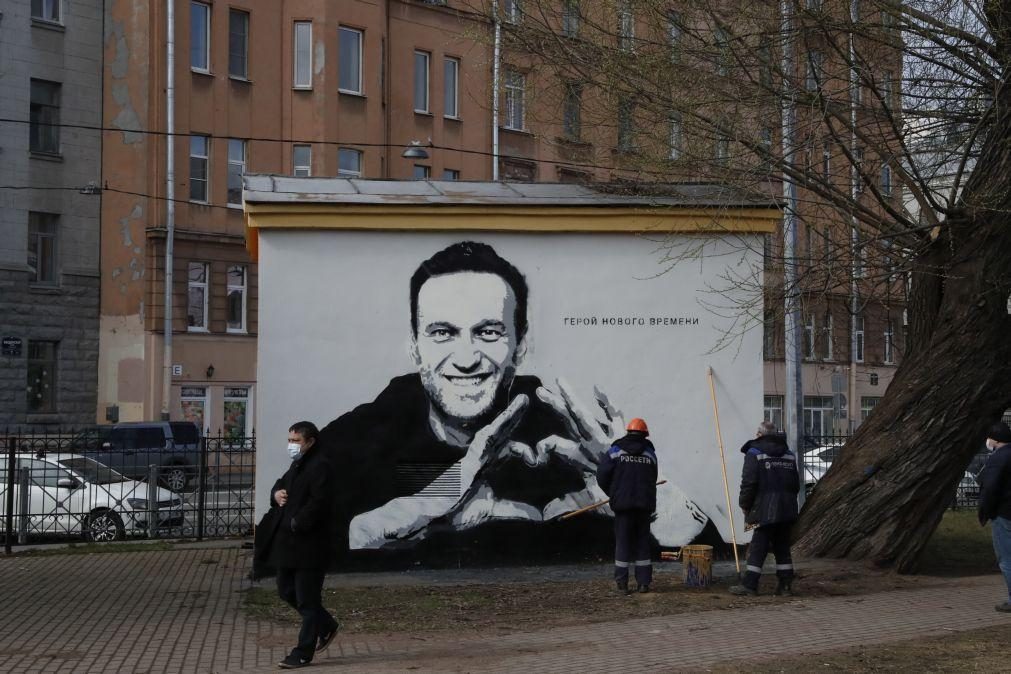Navalny assinala um ano após ter sido envenenado pedindo combate à corrupção