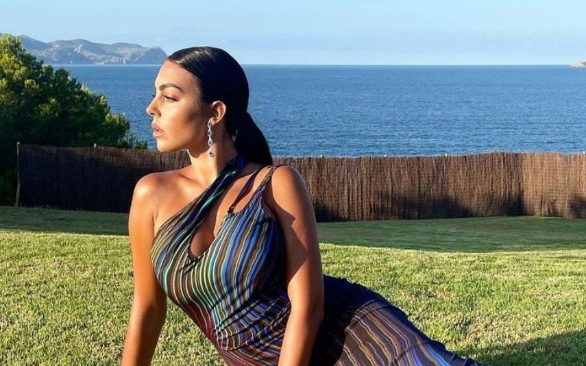 Georgina Rodriguez Diverte-se com os filhos e usa vestido bem sexy... mas que está em saldo!