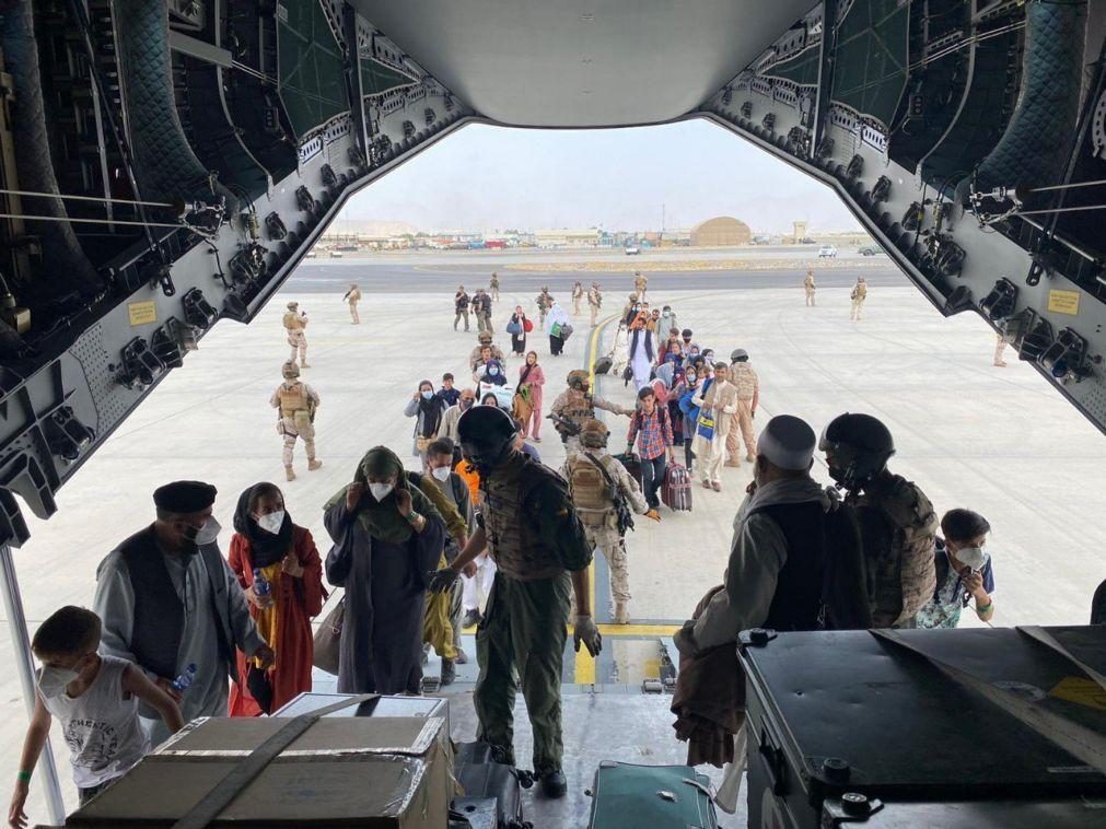 Afeganistão: Bahrein autoriza voos de Cabul com refugiados