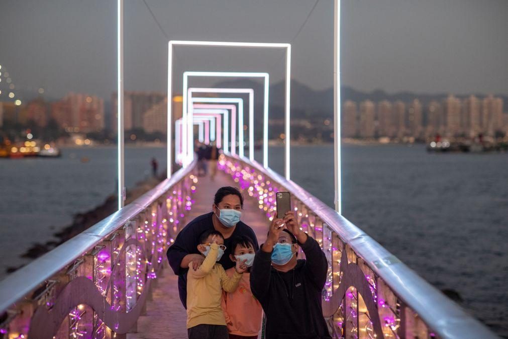 China formaliza política de três filhos por casal
