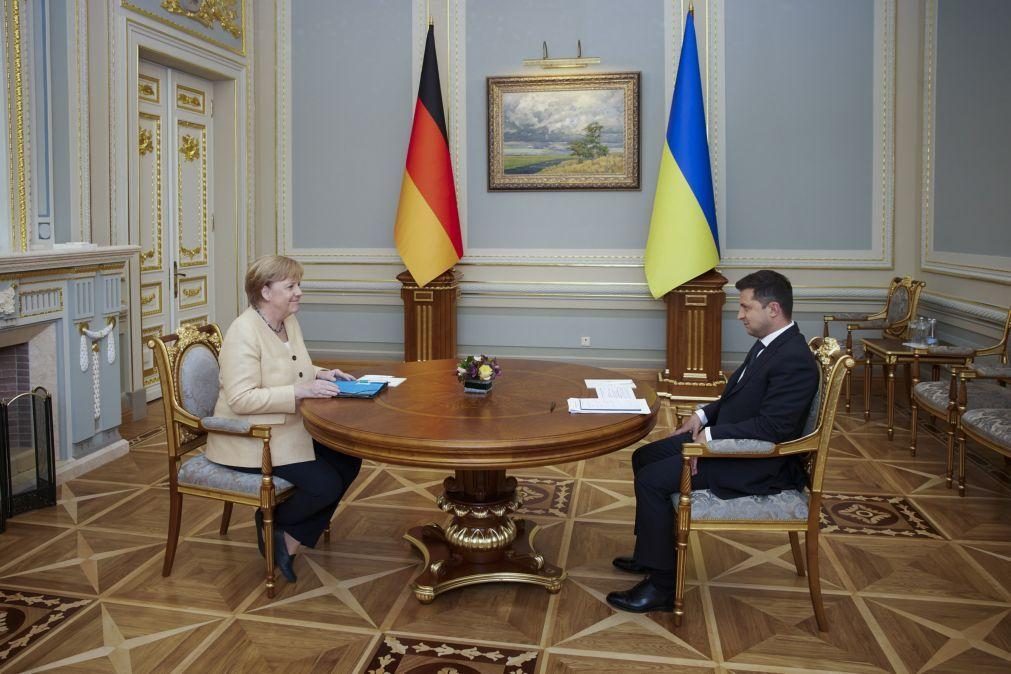 Merkel tenta acalmar receios de Kiev sobre gasoduto russo que contorna a Ucrânia