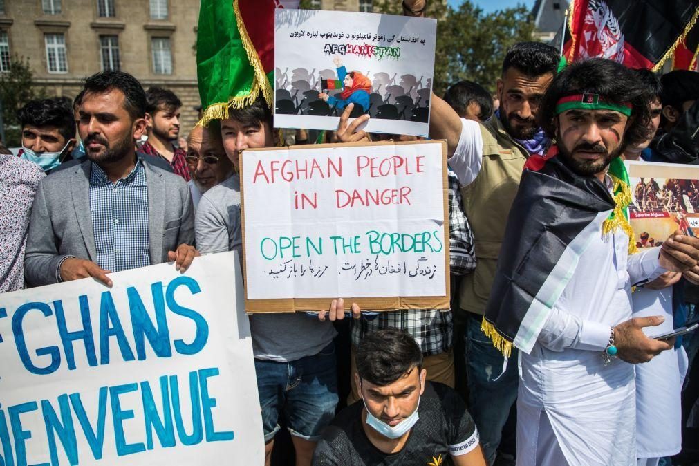 Afeganistão: Centenas de afegãos manifestam-se em Paris pela criação de corredor humanitário