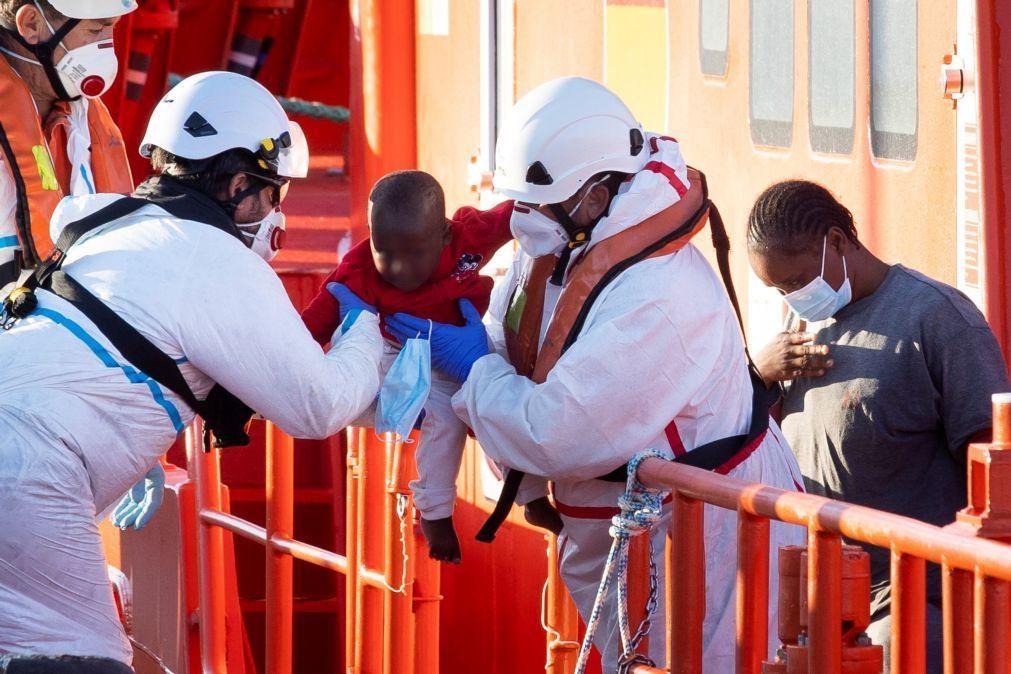 Mais de 300 migrantes do navio dos MSF vão desembarcar na Sicília