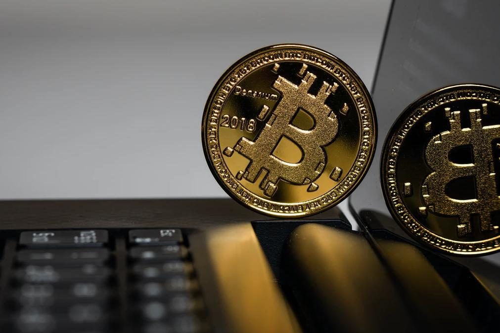 Bitcoin valoriza quase 4% e ultrapassa os 42 mil euros