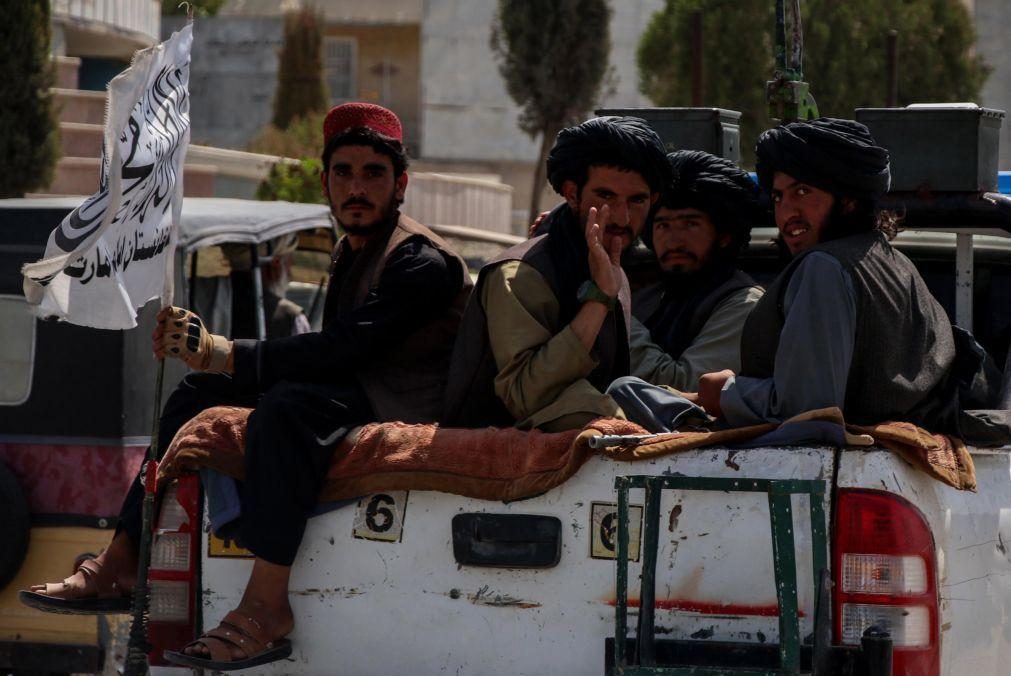 Afeganistão: Talibãs dizem estar a negociar rendição da resistência em Panshir, Afeganistão