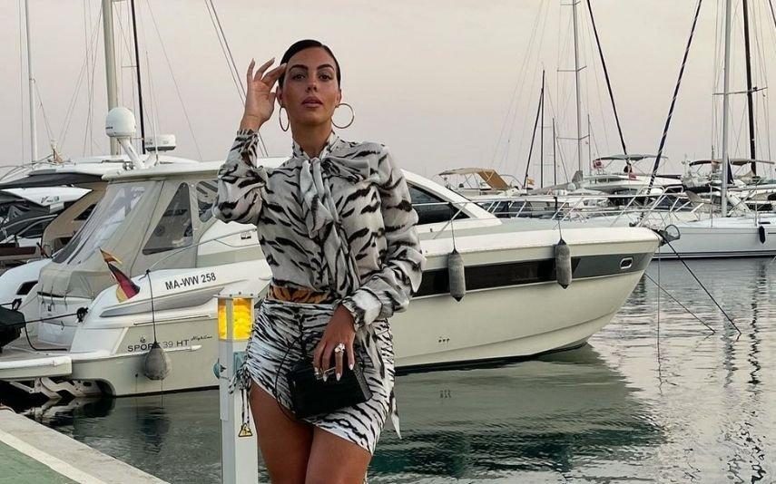 Georgina Rodriguez deixa fãs a babar com pose sensual em cima de bóia