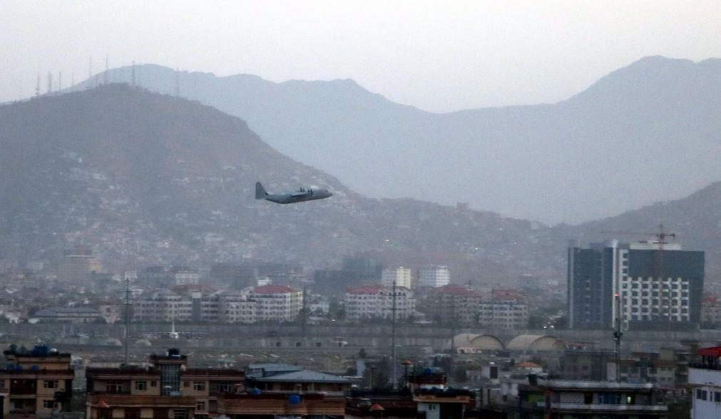 Afeganistão: Talibãs condenam ataque no aeroporto de Cabul