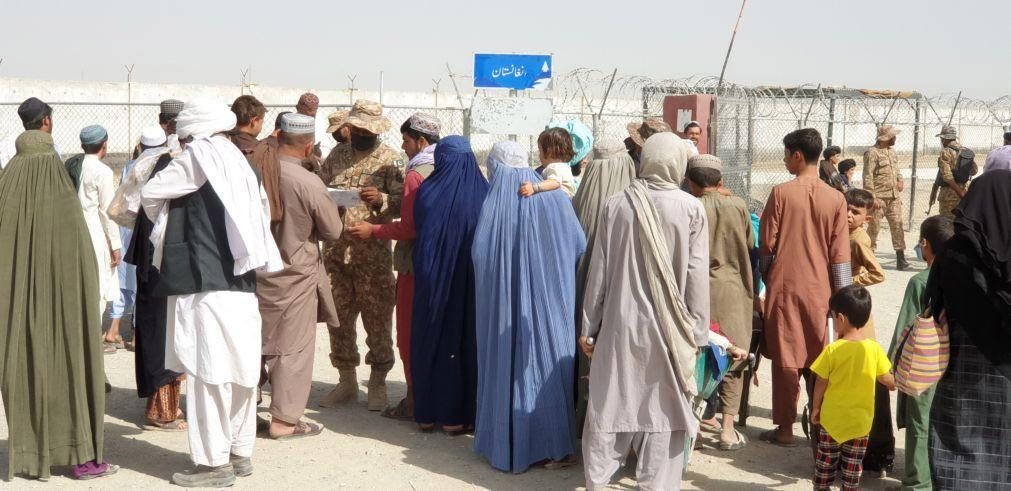 Afeganistão: ONU pede ao Paquistão para abrir fronteiras para afegãos em risco